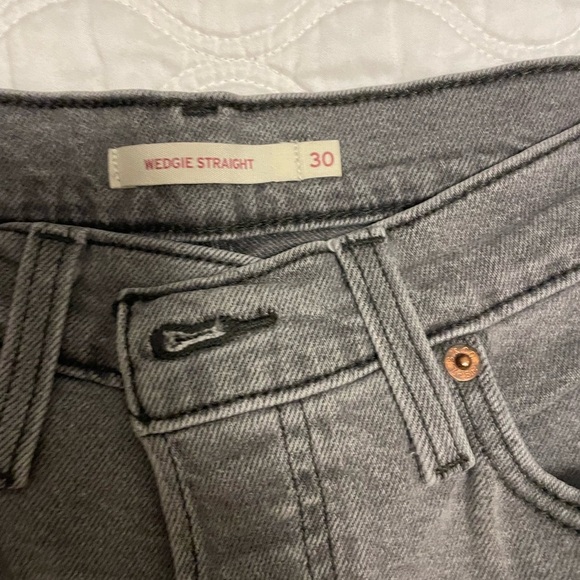 LEVI’S- Wedgie Straight - Picture 6 of 7